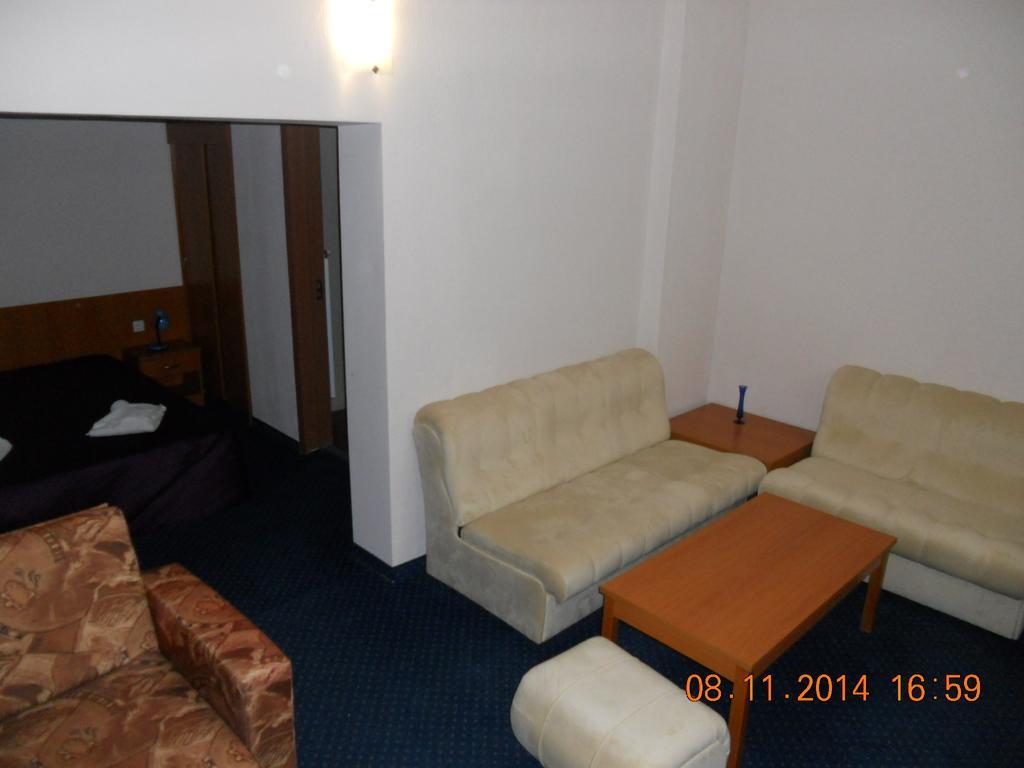 Family Hotel Helios Sevlievo Oda fotoğraf