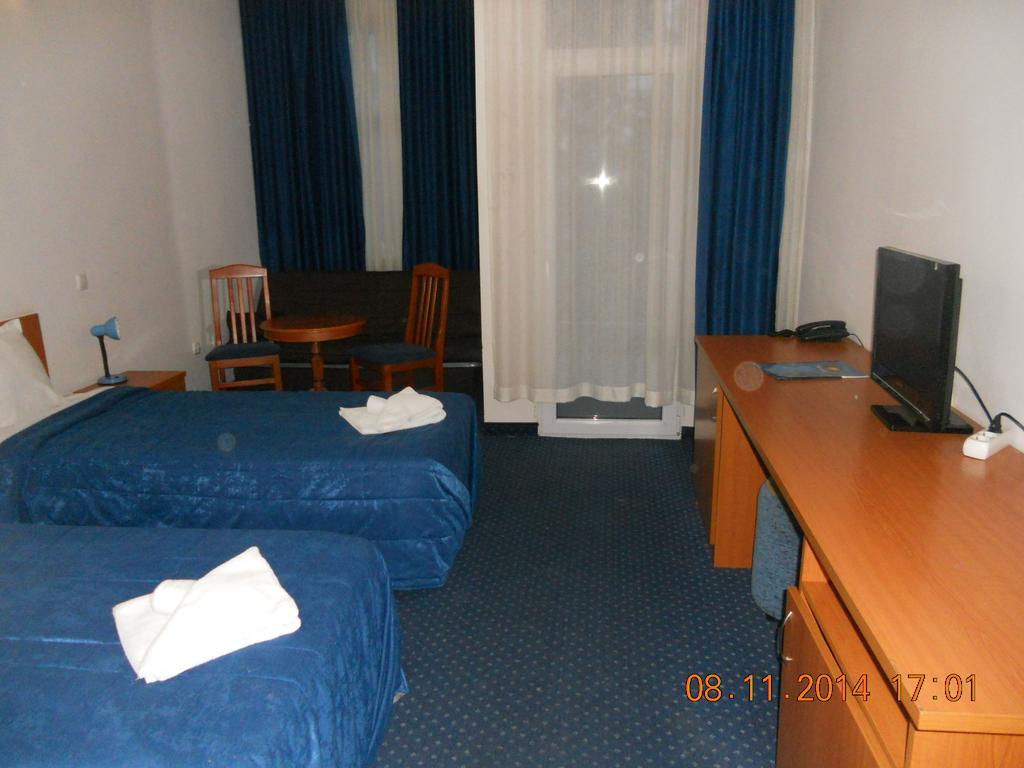 Family Hotel Helios Sevlievo Oda fotoğraf
