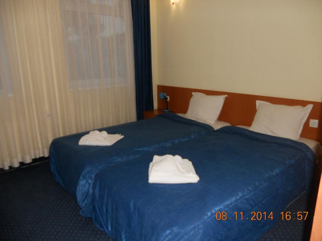 Family Hotel Helios Sevlievo Oda fotoğraf