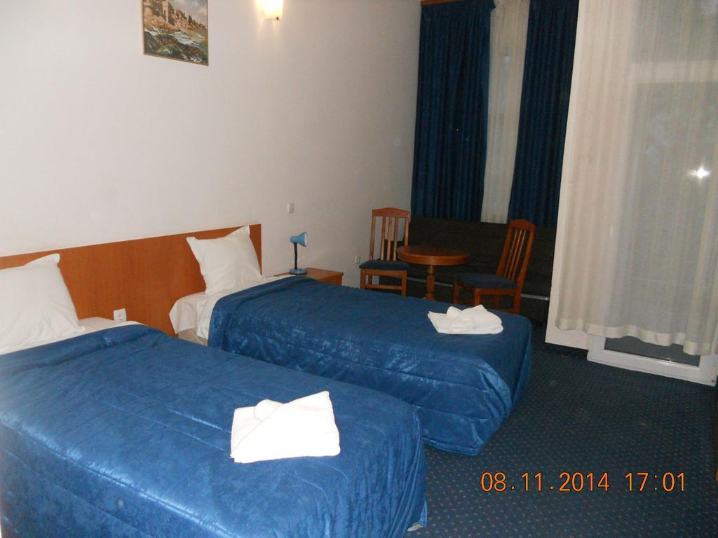 Family Hotel Helios Sevlievo Oda fotoğraf
