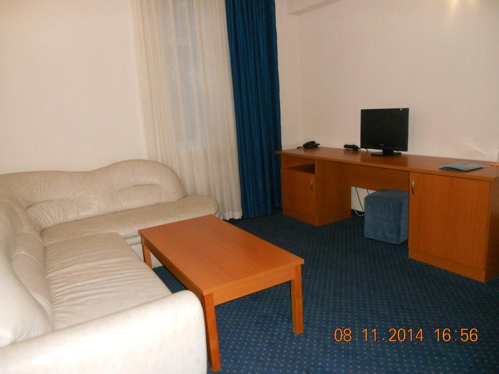 Family Hotel Helios Sevlievo Oda fotoğraf
